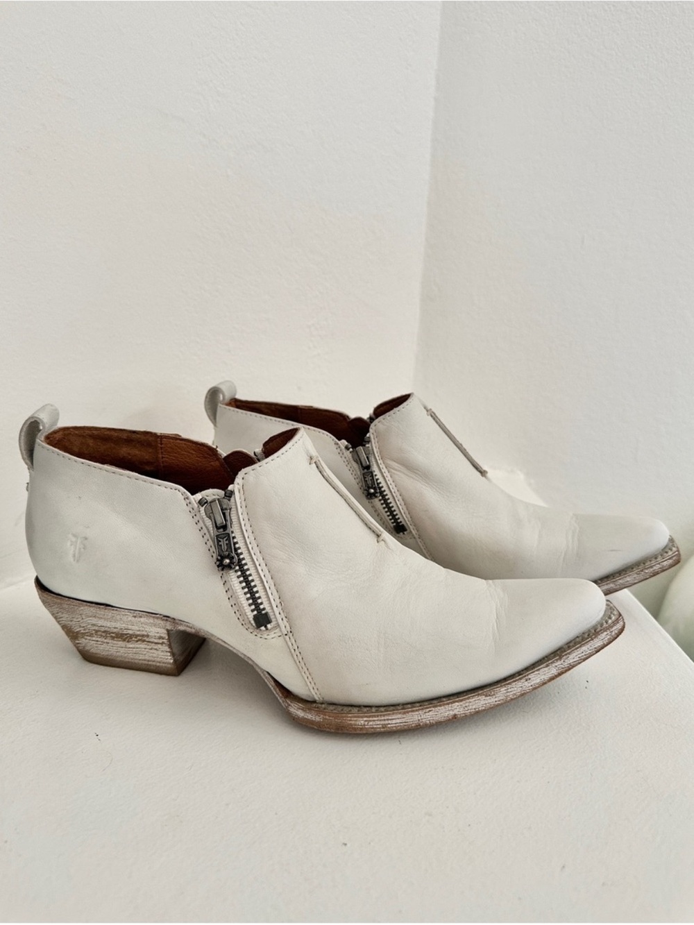 Frye Sacha Moto Shortie White Leather Western Cowboy Pointy Toe Boho Ankle Boot